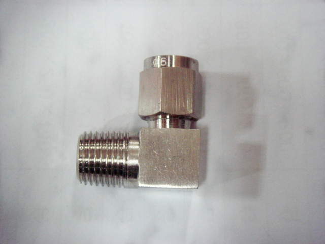 卡套彎通(tong)終端接頭(tou)