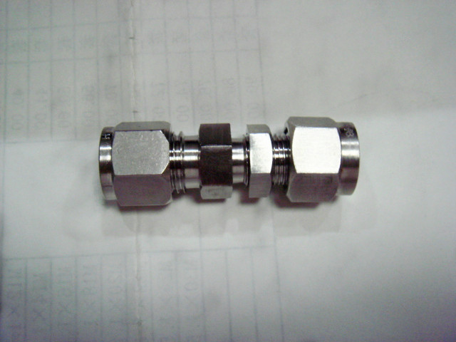 卡套直通(tōng)穿闆接頭(tou)